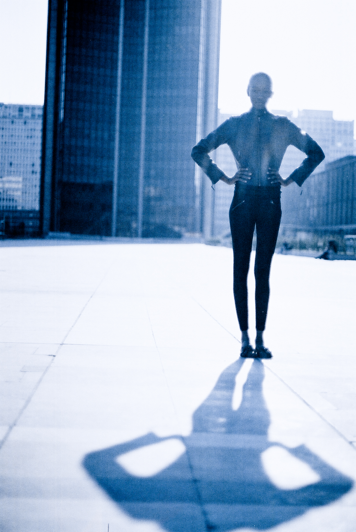 Silhouette en combinaison sur un toit, ambiance bleutée et futuriste — photographie de Claude Quéré