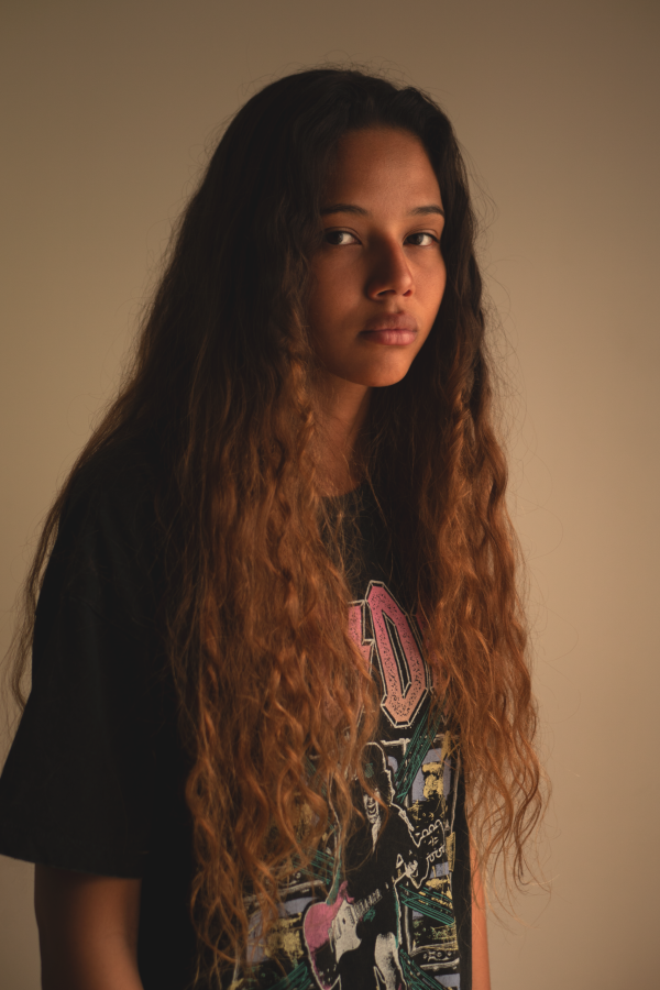Portrait aux longs cheveux ondulés, tons chauds — photographie de Claude Quéré