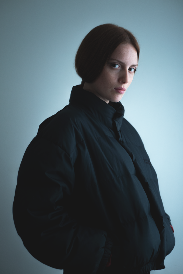 Portrait en veste bleu marine, regard direct — photographie de Claude Quéré