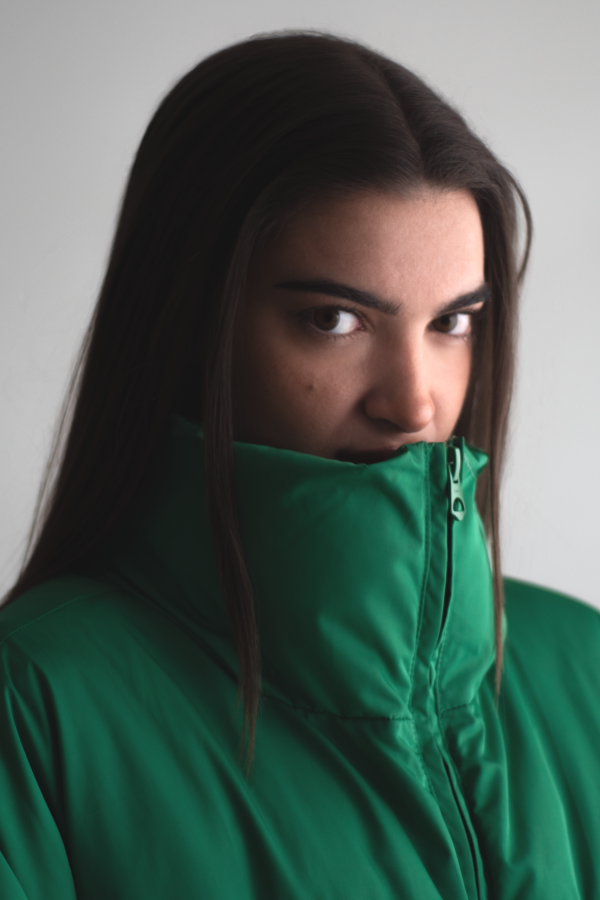 Portrait en veste verte, regard intense — photographie de Claude Quéré