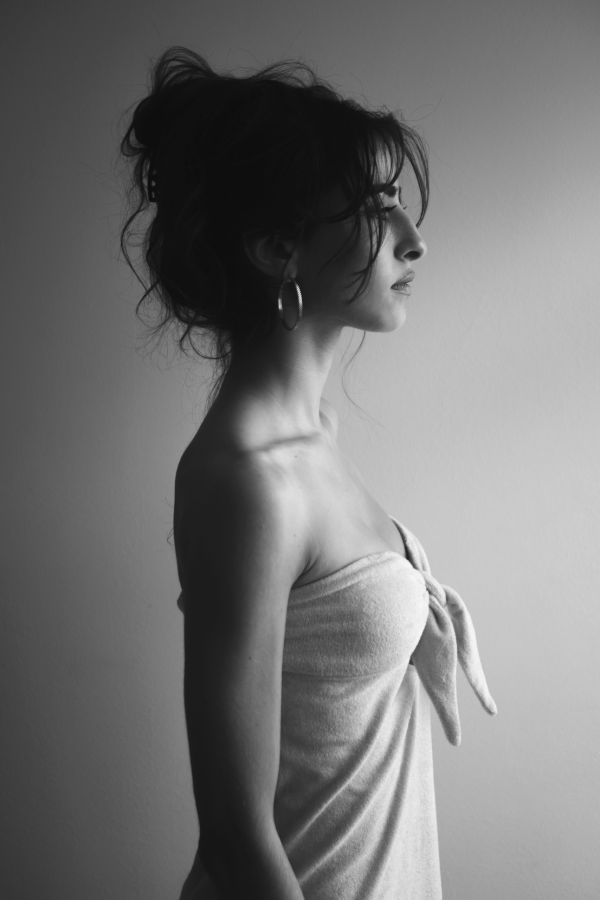 Portrait aux cheveux plaqués, épaule dénudée — photographie de Claude Quéré