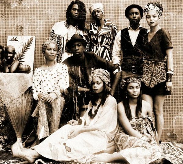 Editorial mode noir et blanc, groupe de mannequins — photographie de Claude Quéré