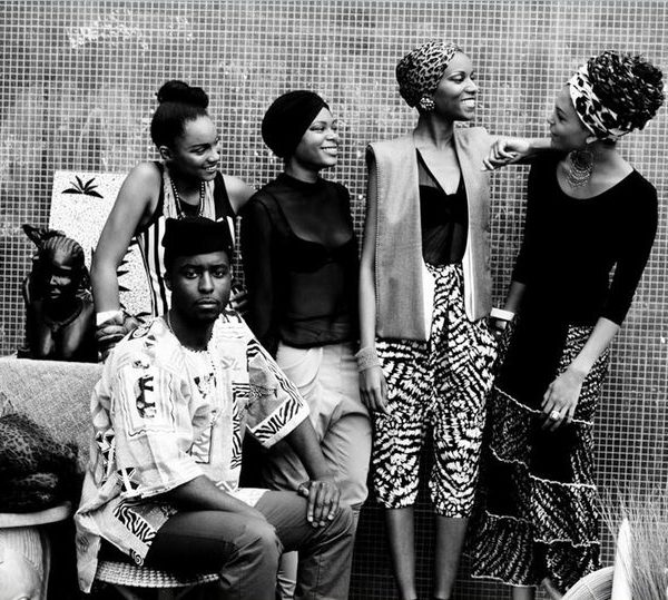 Editorial mode noir et blanc, portrait de groupe — photographie de Claude Quéré