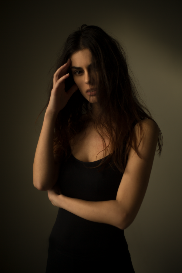 Portrait glamour, la main près du visage — photographie de Claude Quéré