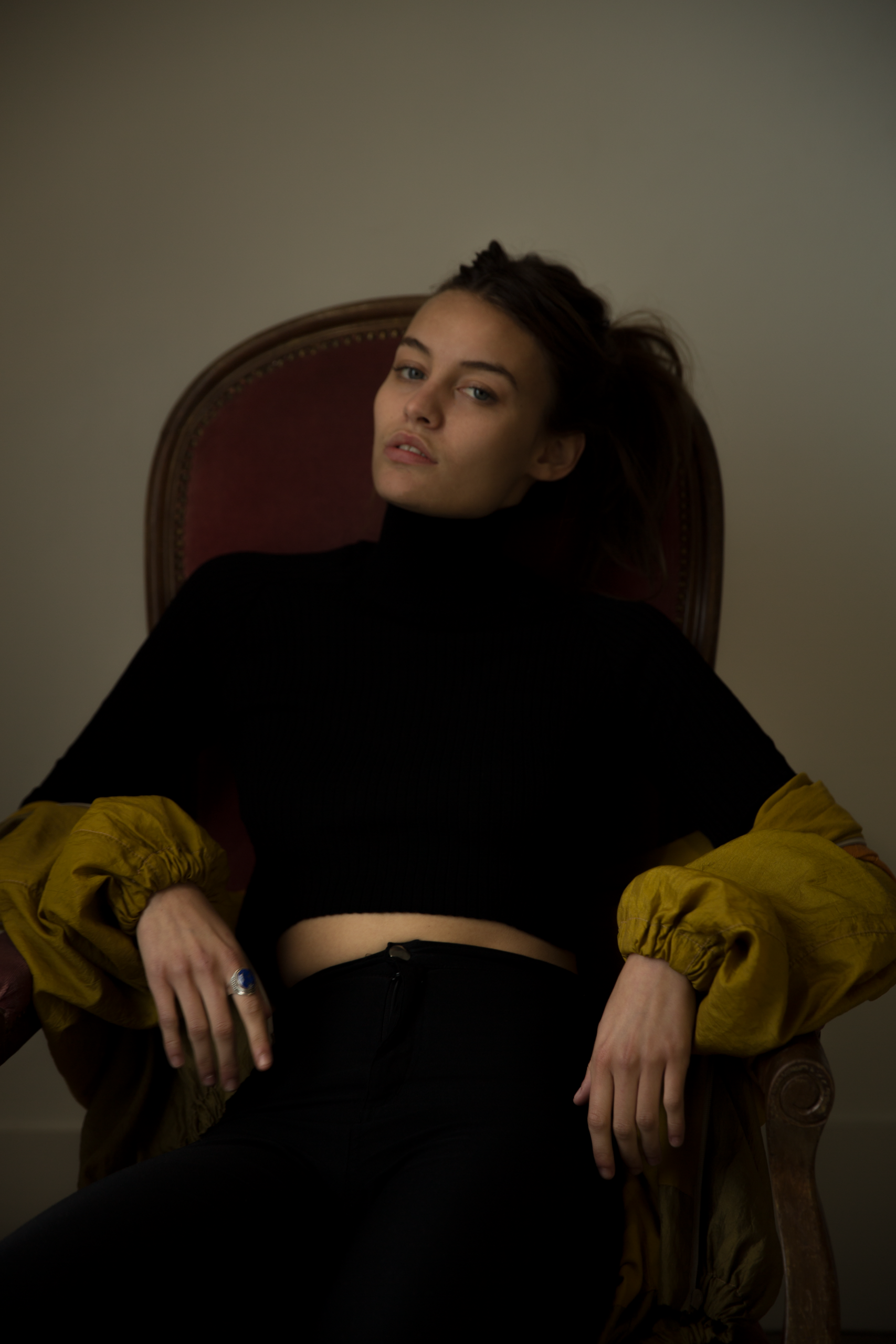Portrait assis, manches orange et rouge — photographie de Claude Quéré