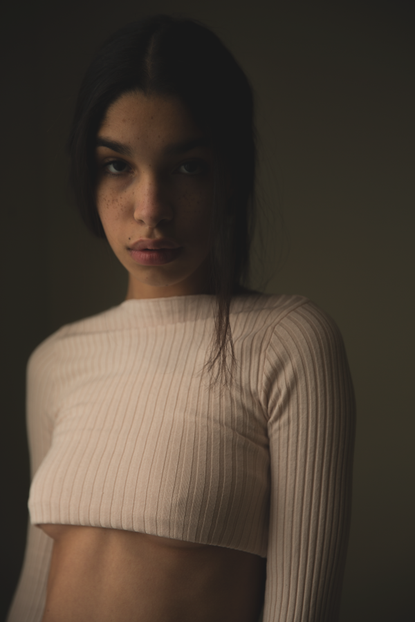 Portrait en pull beige, lumière douce — photographie de Claude Quéré