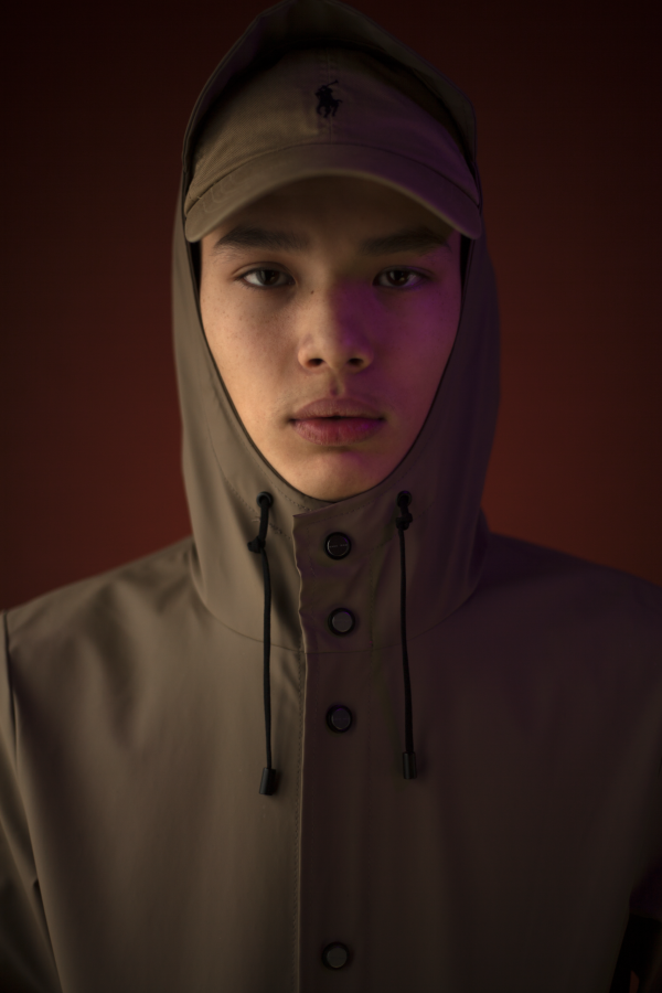 Portrait masculin en sweat à capuche beige — photographie de Claude Quéré