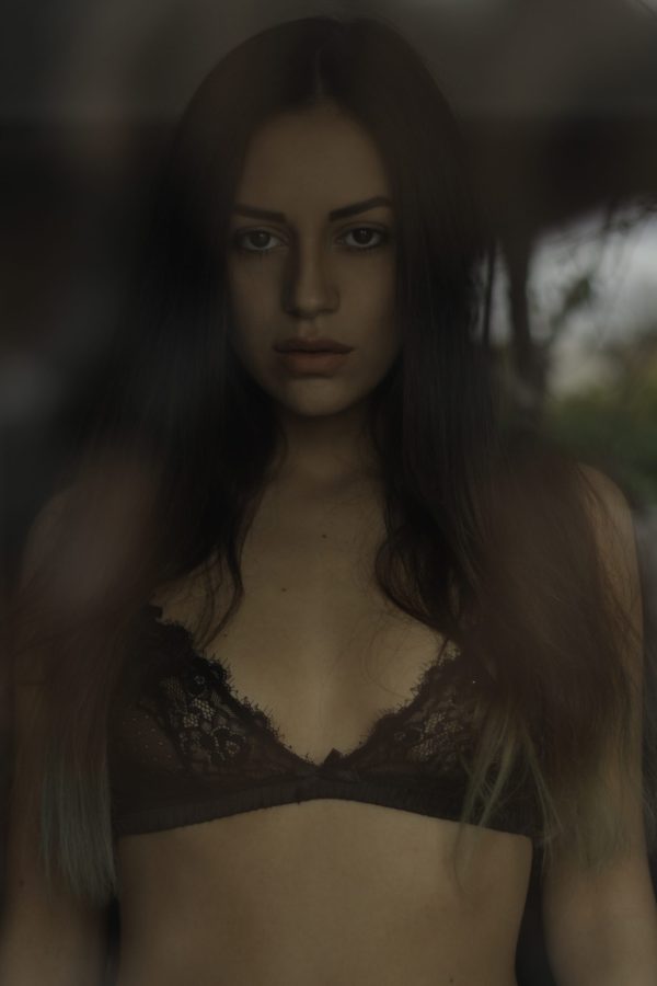 Portrait en lingerie, ambiance sombre et intimiste — photographie de Claude Quéré