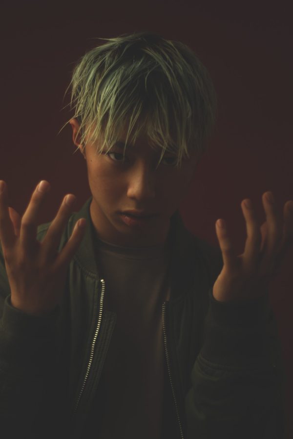 Portrait dramatique aux cheveux teintés, mains près du visage — photographie de Claude Quéré