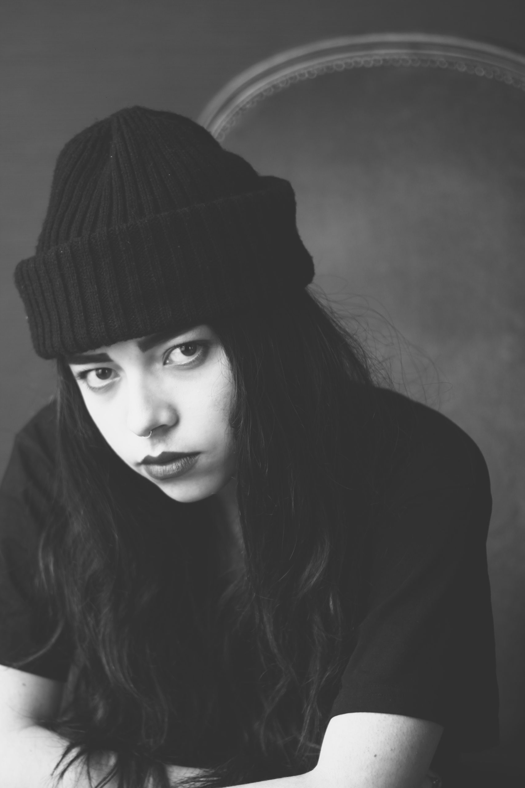 Portrait en bonnet noir, ambiance sombre — photographie de Claude Quéré