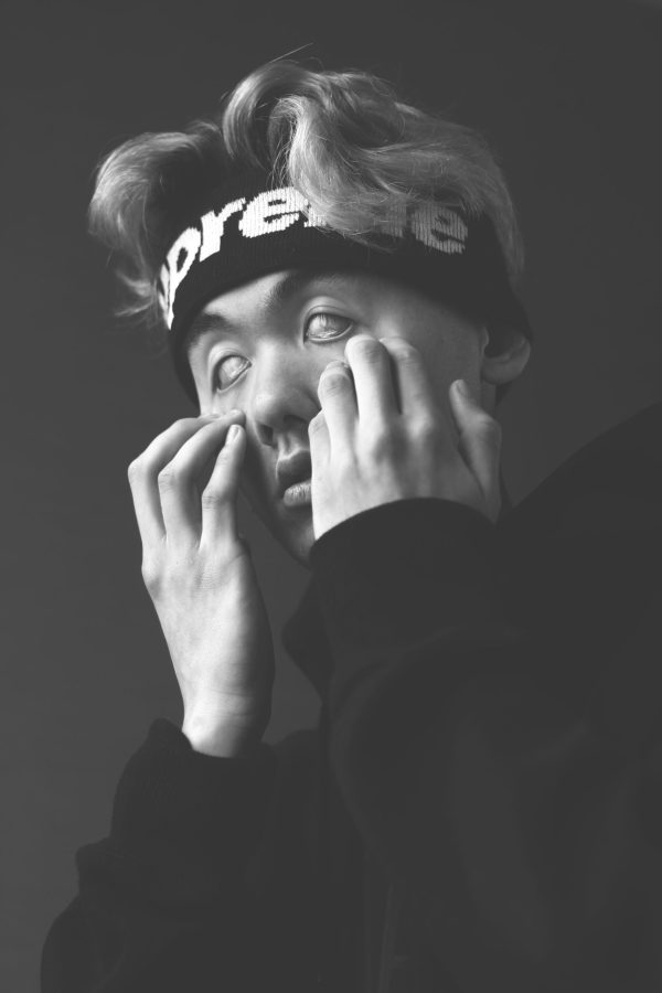Portrait éditorial en noir et blanc, geste de la main près du visage — photographie de Claude Quéré