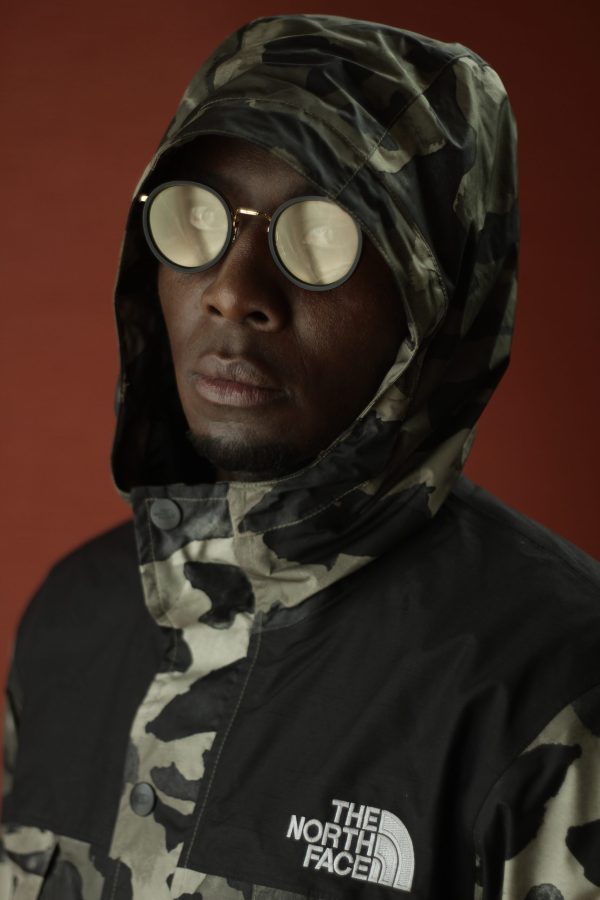 Portrait en veste camouflage à capuche, lunettes de soleil — photographie de Claude Quéré