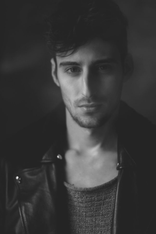 Portrait masculin en veste en cuir, profil — photographie de Claude Quéré