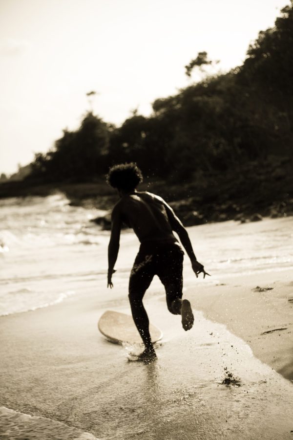 Silhouette en mouvement sur une plage, jeu de ballon — photographie de Claude Quéré