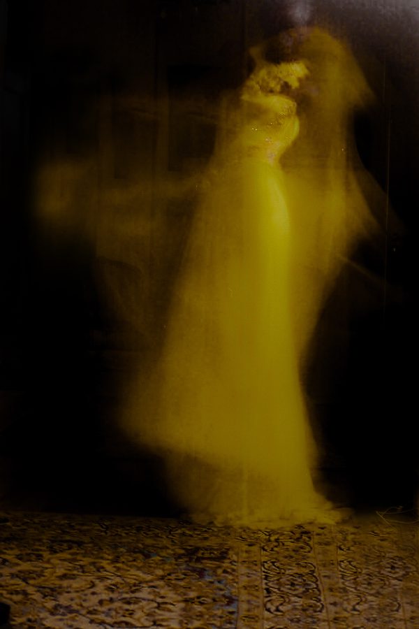 Silhouette fantomatique dorée en robe longue, photographie d'art contemporain par Claude Quéré