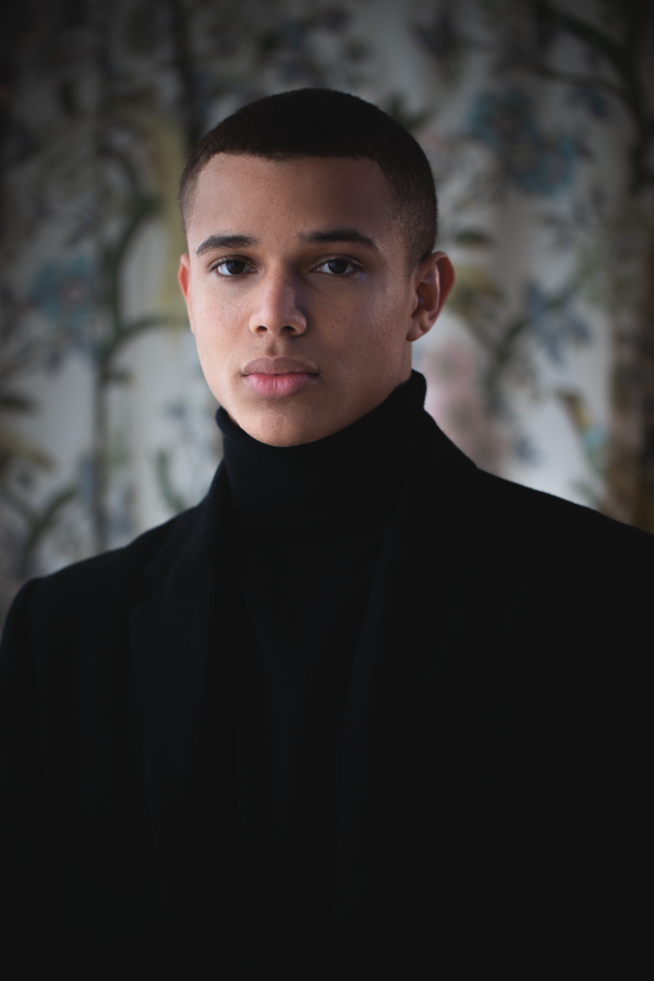 Portrait masculin en col roulé noir — photographie de Claude Quéré