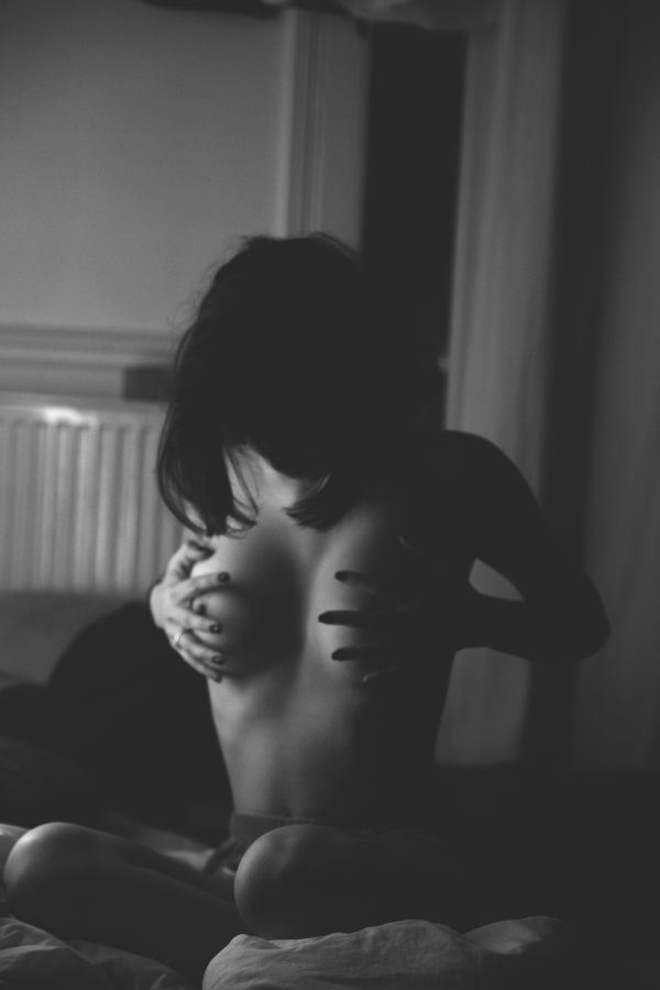 Portrait en noir et blanc, regard baissé — photographie de Claude Quéré