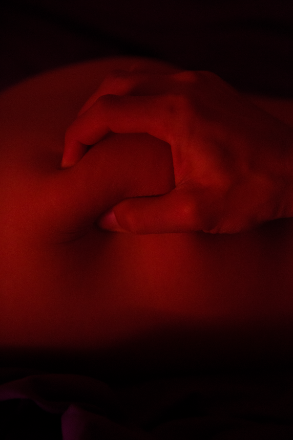 Composition abstraite en lumière rouge — photographie de Claude Quéré