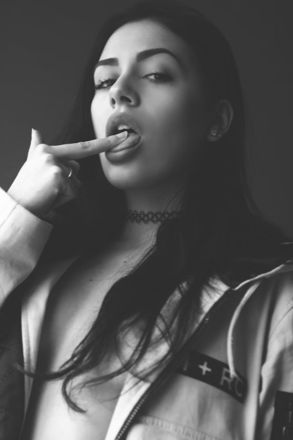 Portrait sensuel, doigt près des lèvres — photographie de Claude Quéré