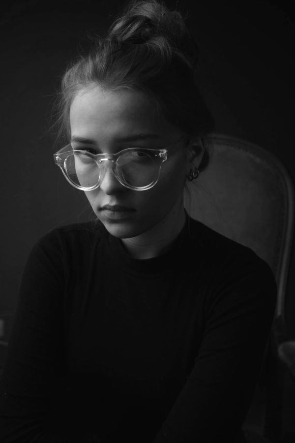 Portrait aux lunettes rondes, haut noir — photographie de Claude Quéré