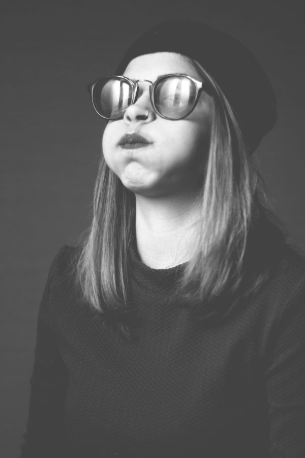 Portrait en noir et blanc avec lunettes rondes — photographie de Claude Quéré