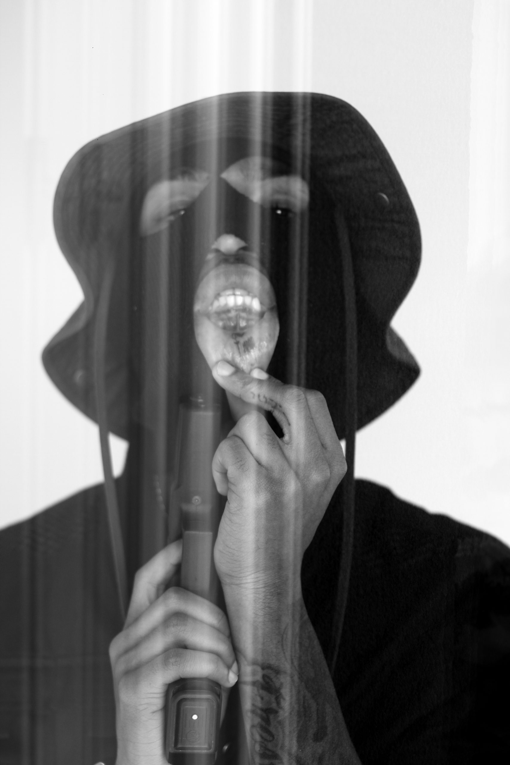 Portrait en casquette et masque, effet de mouvement — photographie de Claude Quéré