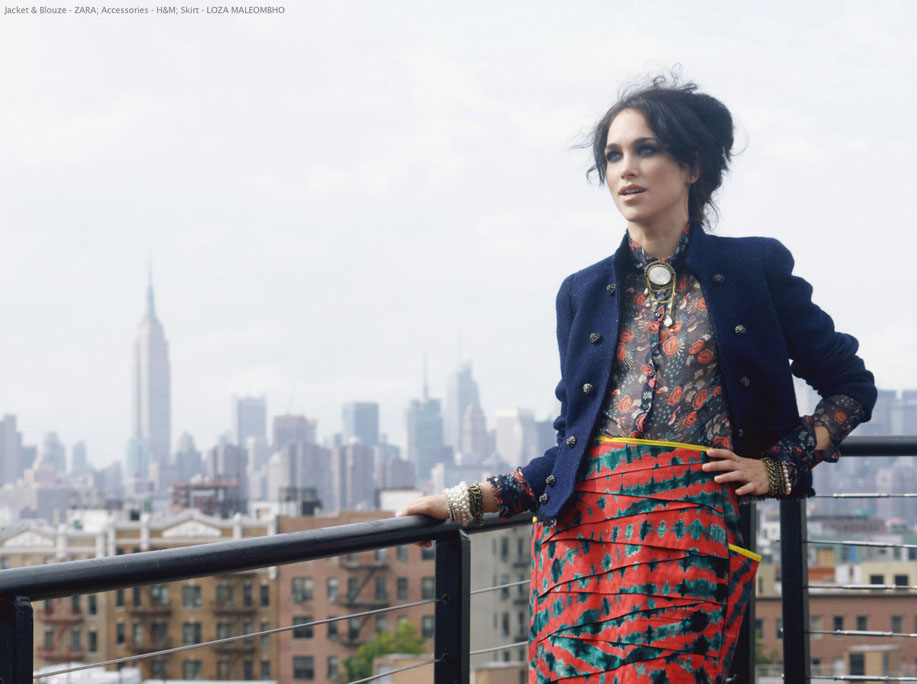 Portrait éditorial sur fond de ville, tenue colorée — photographie de Claude Quéré